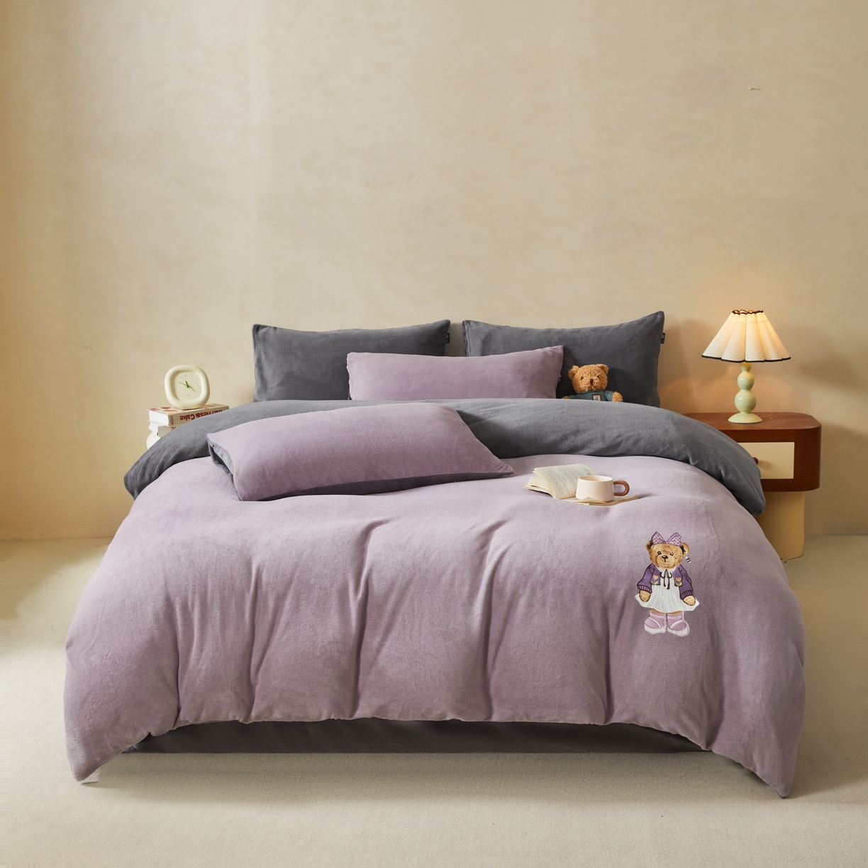 91家纺网 家纺一手货源 找家纺 泰迪爱兰Teddy ISLAND 2025新款牛奶绒绣花四件套 香芋紫+神秘灰