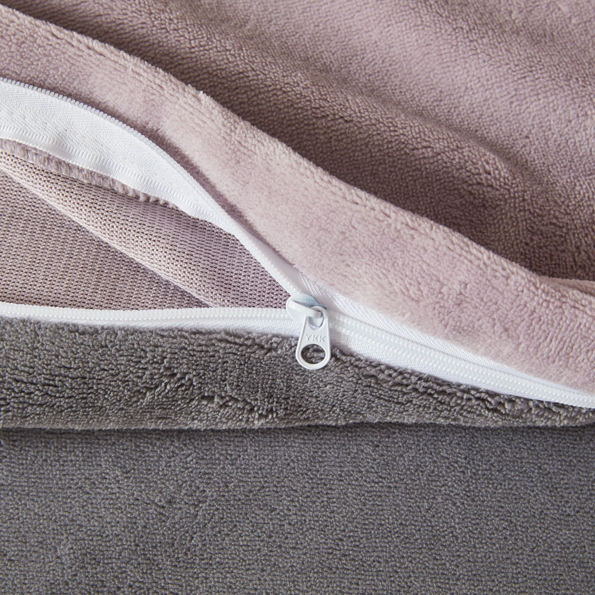 91家纺网 家纺一手货源 找家纺 泰迪爱兰Teddy ISLAND 2025新款牛奶绒绣花四件套 香芋紫+神秘灰