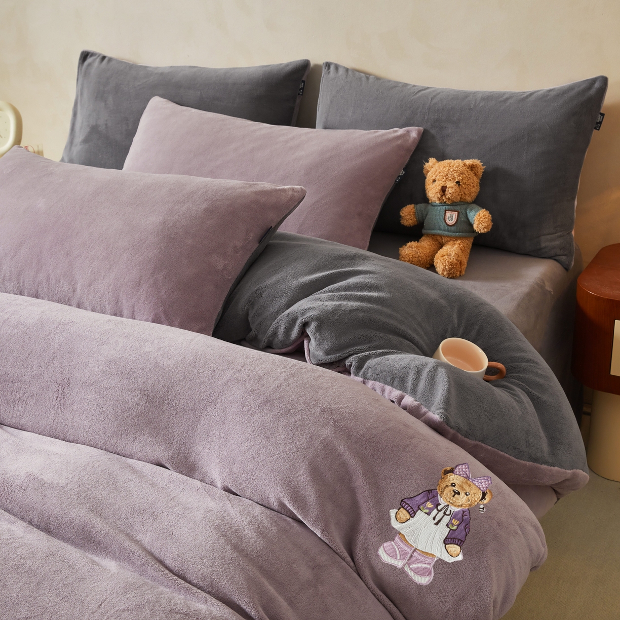 91家纺网 家纺一手货源 找家纺 泰迪爱兰Teddy ISLAND 2025新款牛奶绒绣花四件套 香芋紫+神秘灰