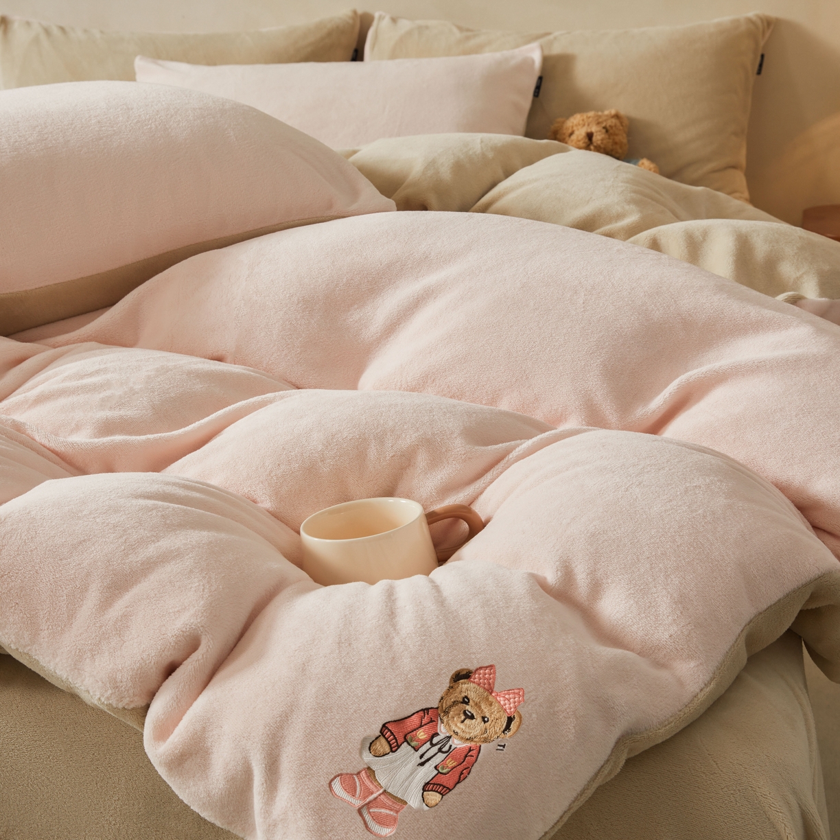 91家纺网 家纺一手货源 找家纺 泰迪爱兰Teddy ISLAND 2025新款牛奶绒绣花四件套 粉色+杏仁色