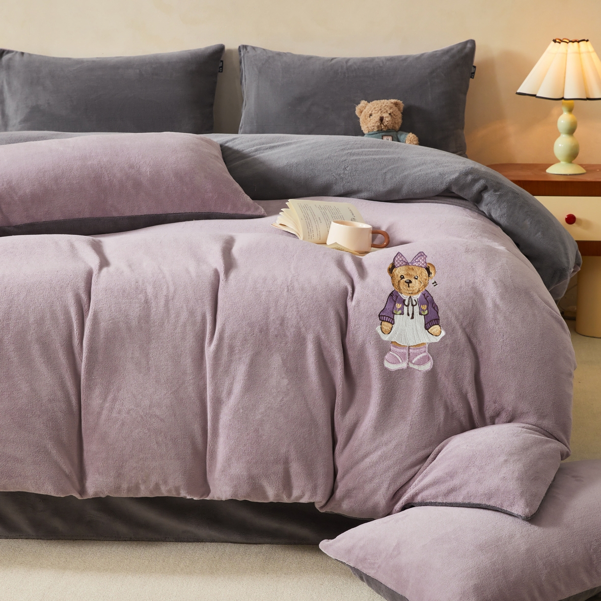91家纺网 家纺一手货源 找家纺 泰迪爱兰Teddy ISLAND 2025新款牛奶绒绣花四件套 香芋紫+神秘灰