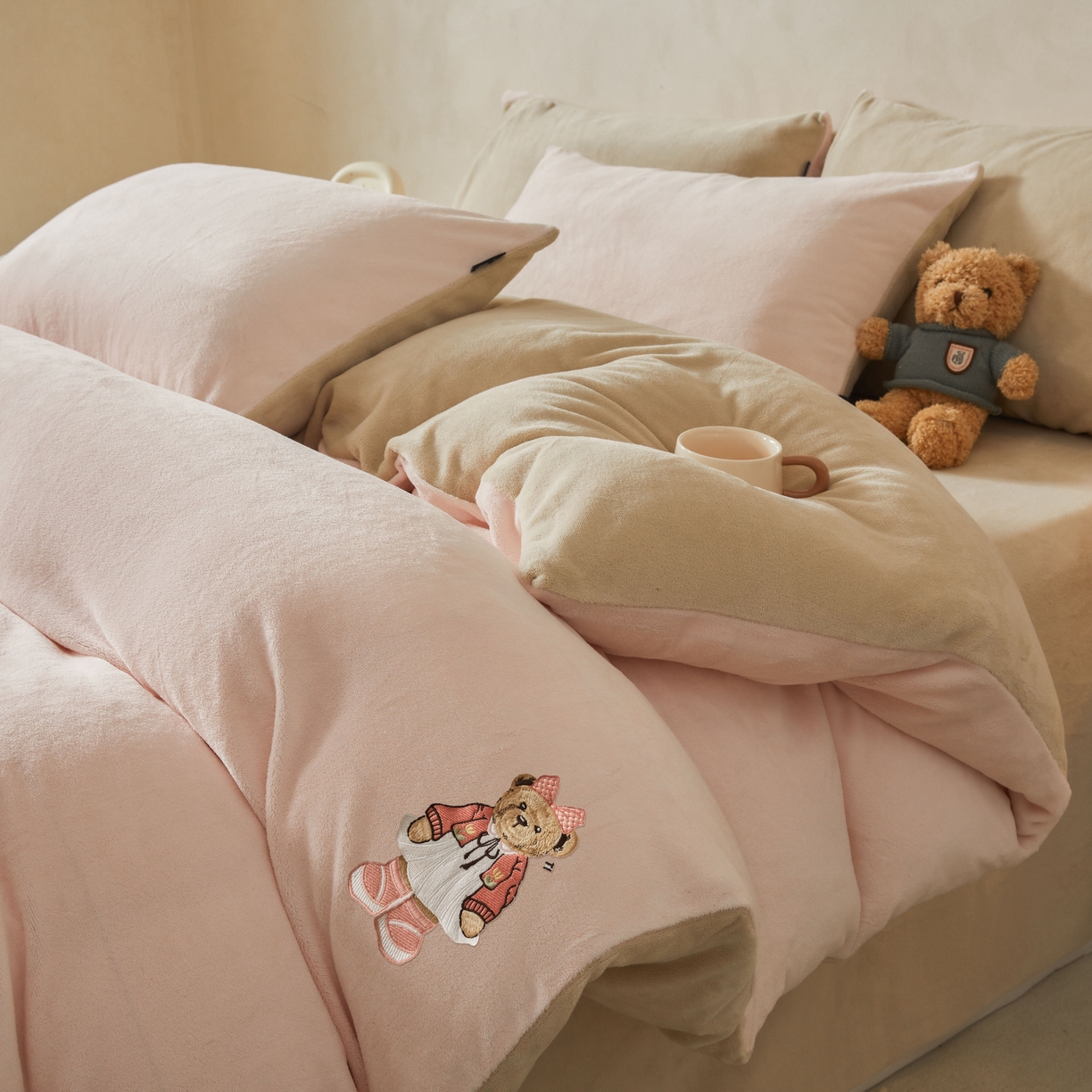 91家纺网 家纺一手货源 找家纺 泰迪爱兰Teddy ISLAND 2025新款牛奶绒绣花四件套 粉色+杏仁色