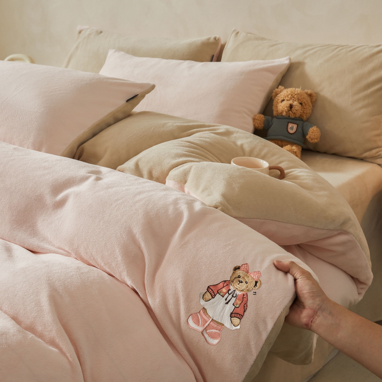 91家纺网 家纺一手货源 找家纺 泰迪爱兰Teddy ISLAND 2025新款牛奶绒绣花四件套 粉色+杏仁色