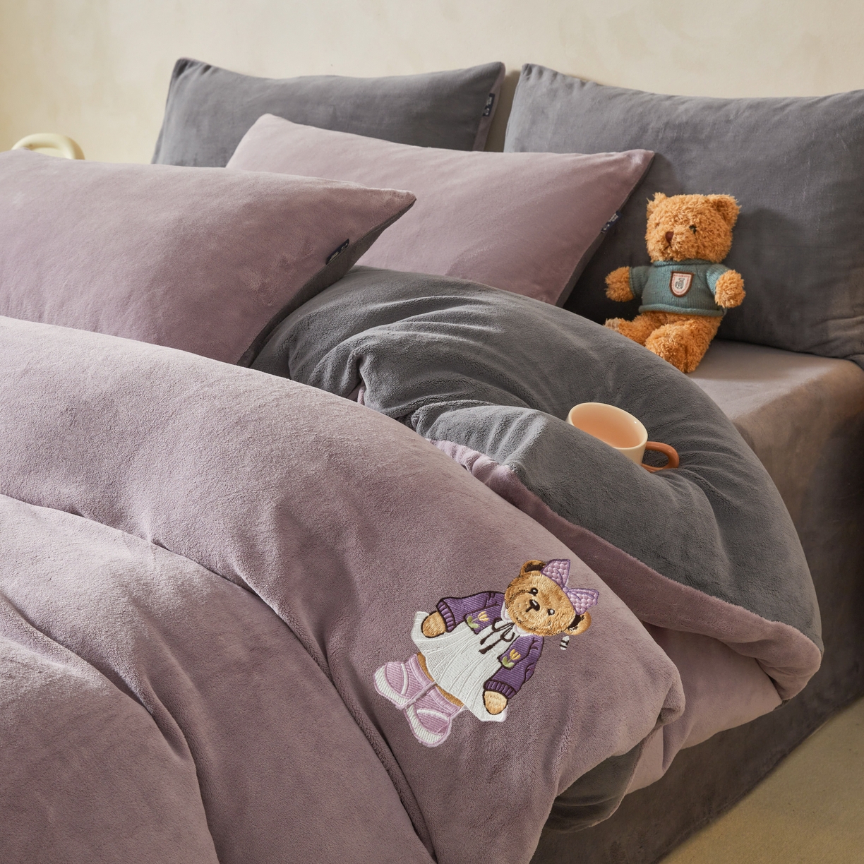 91家纺网 家纺一手货源 找家纺 泰迪爱兰Teddy ISLAND 2025新款牛奶绒绣花四件套 香芋紫+神秘灰