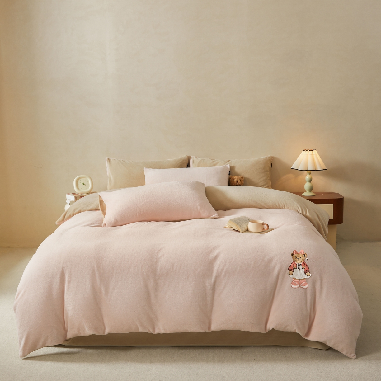 91家纺网 家纺一手货源 找家纺 泰迪爱兰Teddy ISLAND 2025新款牛奶绒绣花四件套 粉色+杏仁色