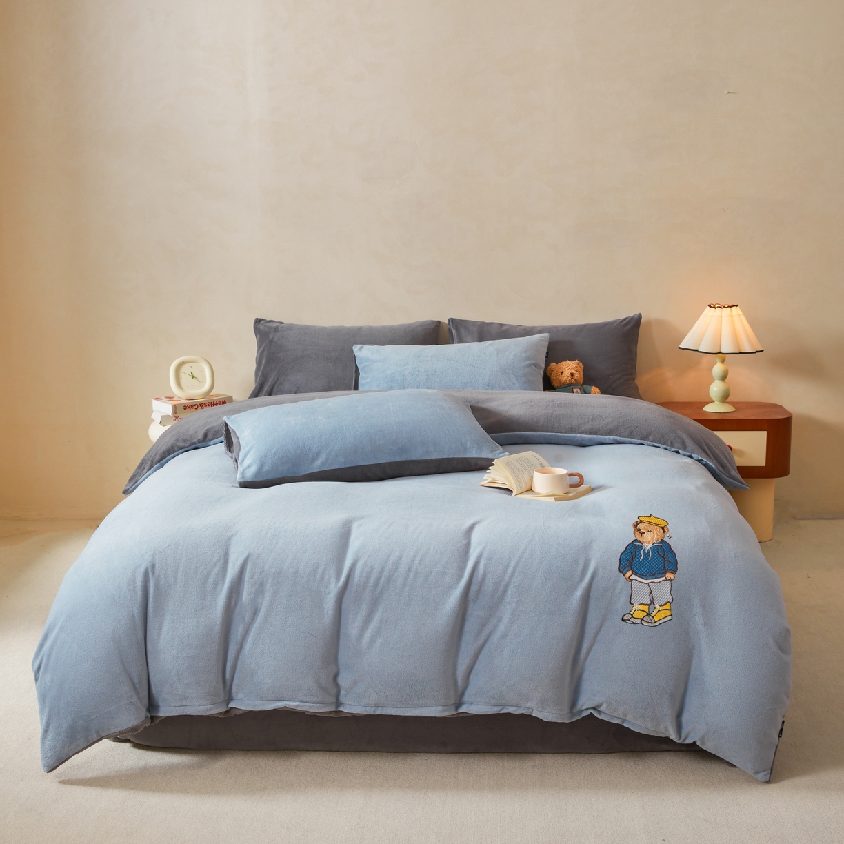 91家纺网 家纺一手货源 找家纺 泰迪爱兰Teddy ISLAND 2025新款牛奶绒绣花四件套 雾霾灰+神秘灰