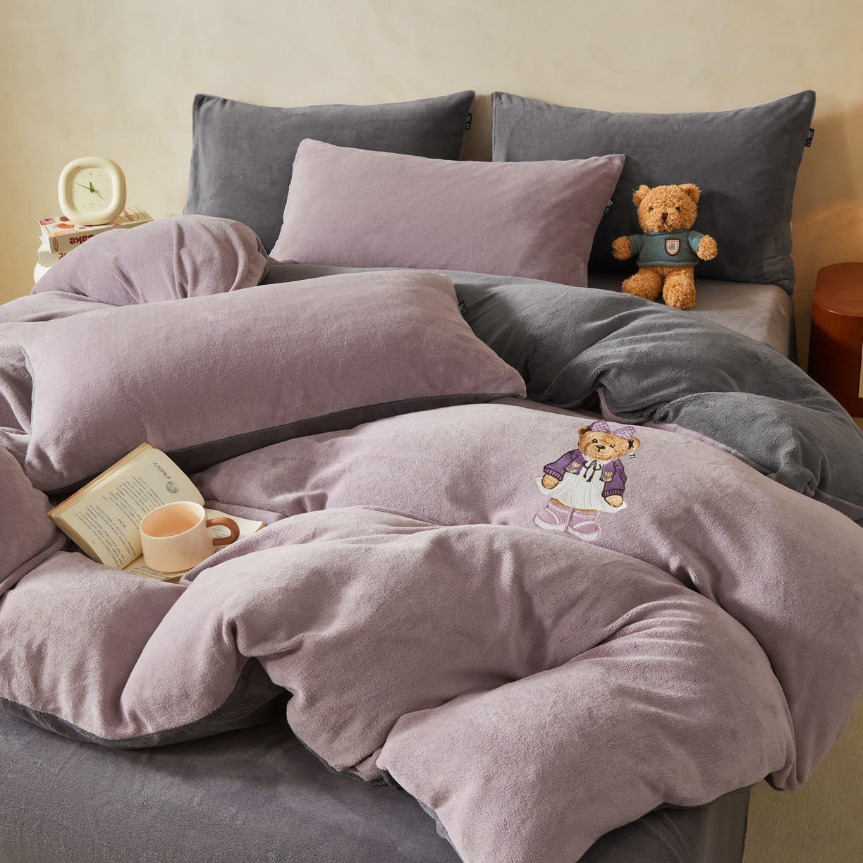 91家纺网 家纺一手货源 找家纺 泰迪爱兰Teddy ISLAND 2025新款牛奶绒绣花四件套 香芋紫+神秘灰