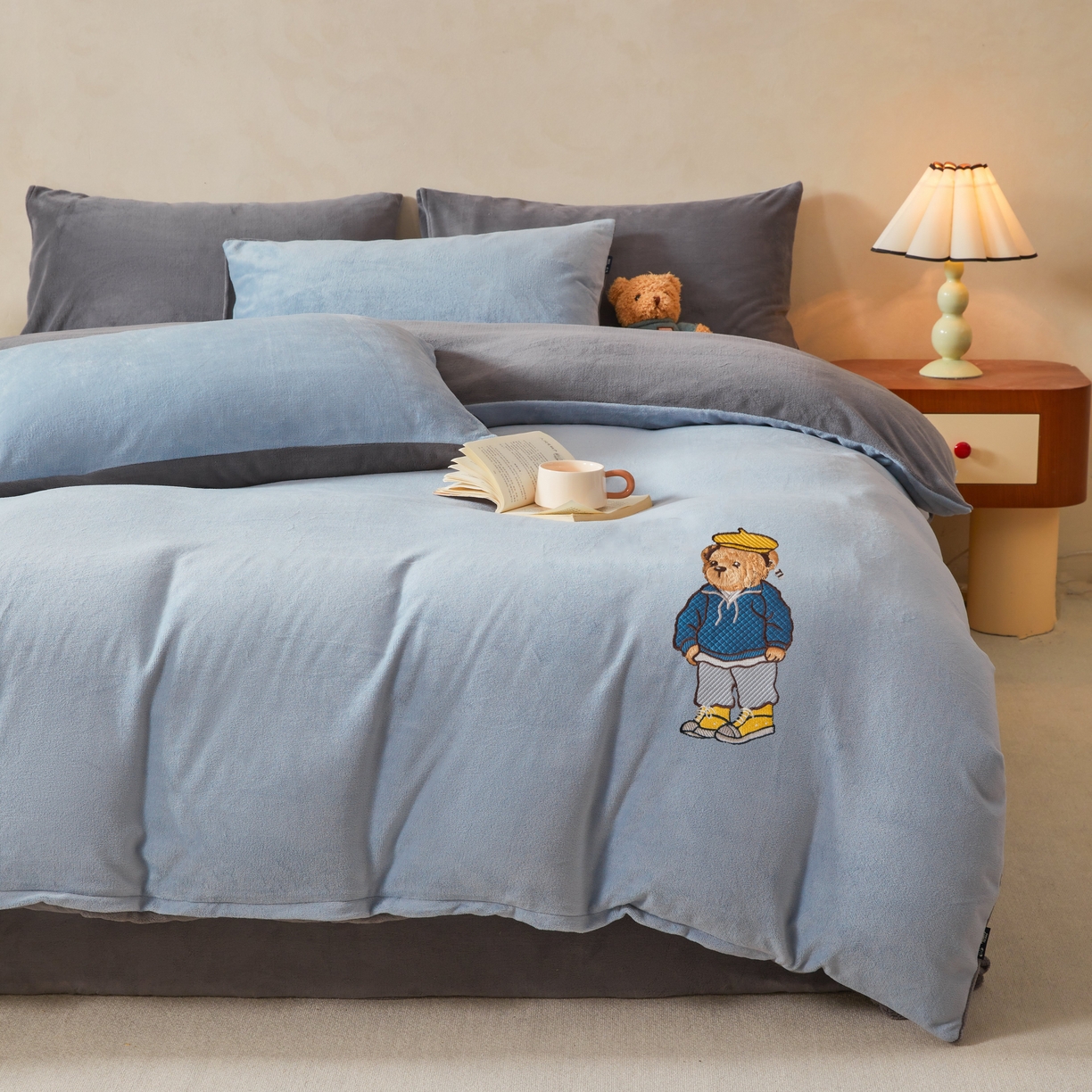 91家纺网 家纺一手货源 找家纺 泰迪爱兰Teddy ISLAND 2025新款牛奶绒绣花四件套 雾霾灰+神秘灰