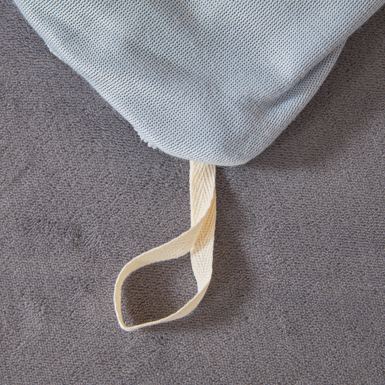 91家纺网 家纺一手货源 找家纺 泰迪爱兰Teddy ISLAND 2025新款牛奶绒绣花四件套 雾霾灰+神秘灰