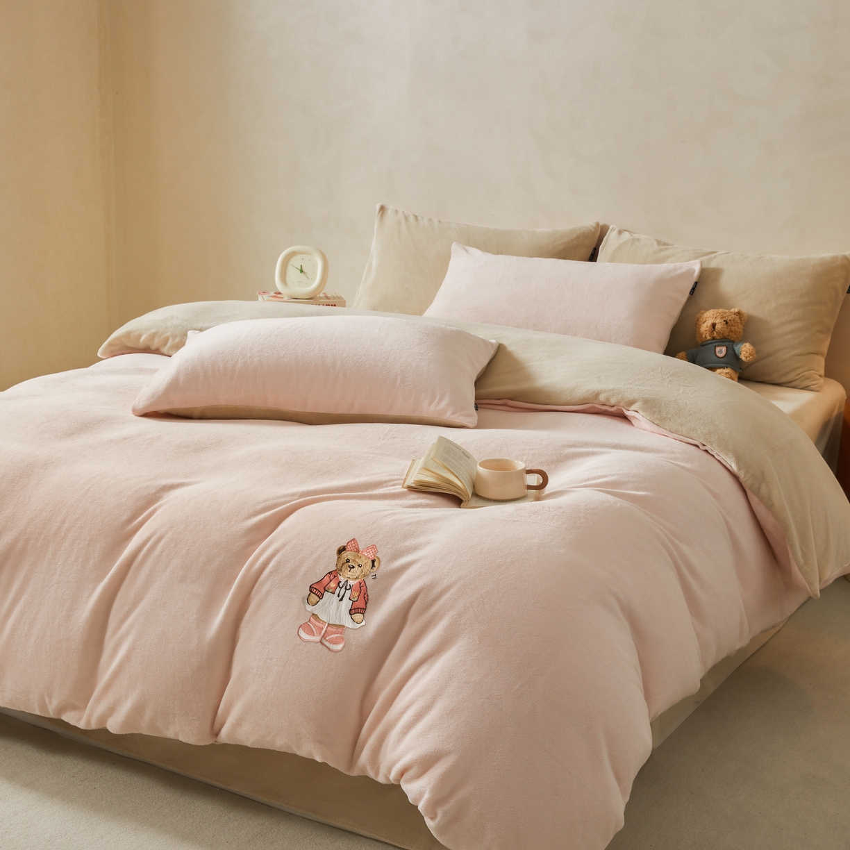 91家纺网 家纺一手货源 找家纺 泰迪爱兰Teddy ISLAND 2025新款牛奶绒绣花四件套 粉色+杏仁色