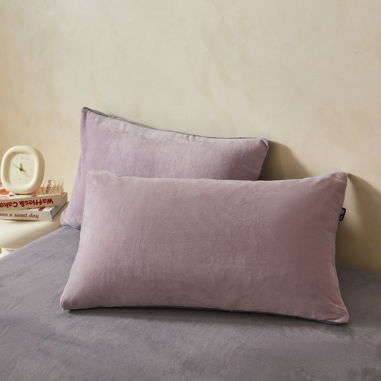 91家纺网 家纺一手货源 找家纺 泰迪爱兰Teddy ISLAND 2025新款牛奶绒绣花四件套 香芋紫+神秘灰