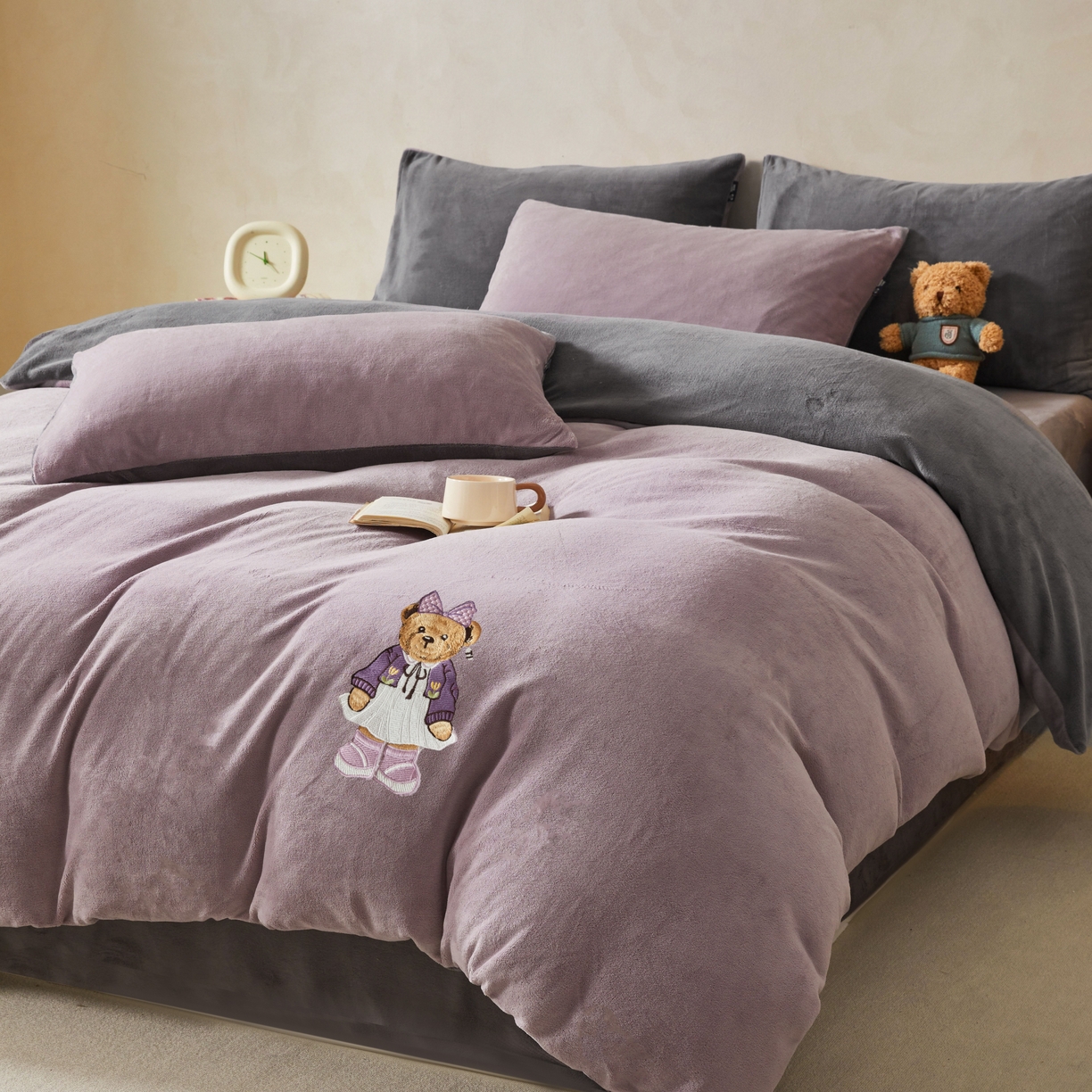 91家纺网 家纺一手货源 找家纺 泰迪爱兰Teddy ISLAND 2025新款牛奶绒绣花四件套 香芋紫+神秘灰