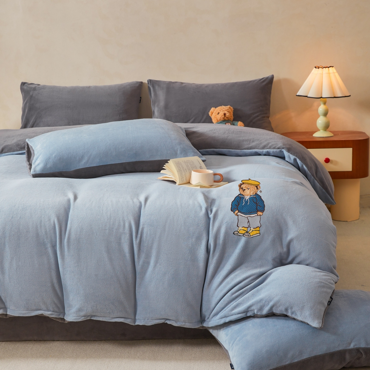 91家纺网 家纺一手货源 找家纺 泰迪爱兰Teddy ISLAND 2025新款牛奶绒绣花四件套 雾霾灰+神秘灰