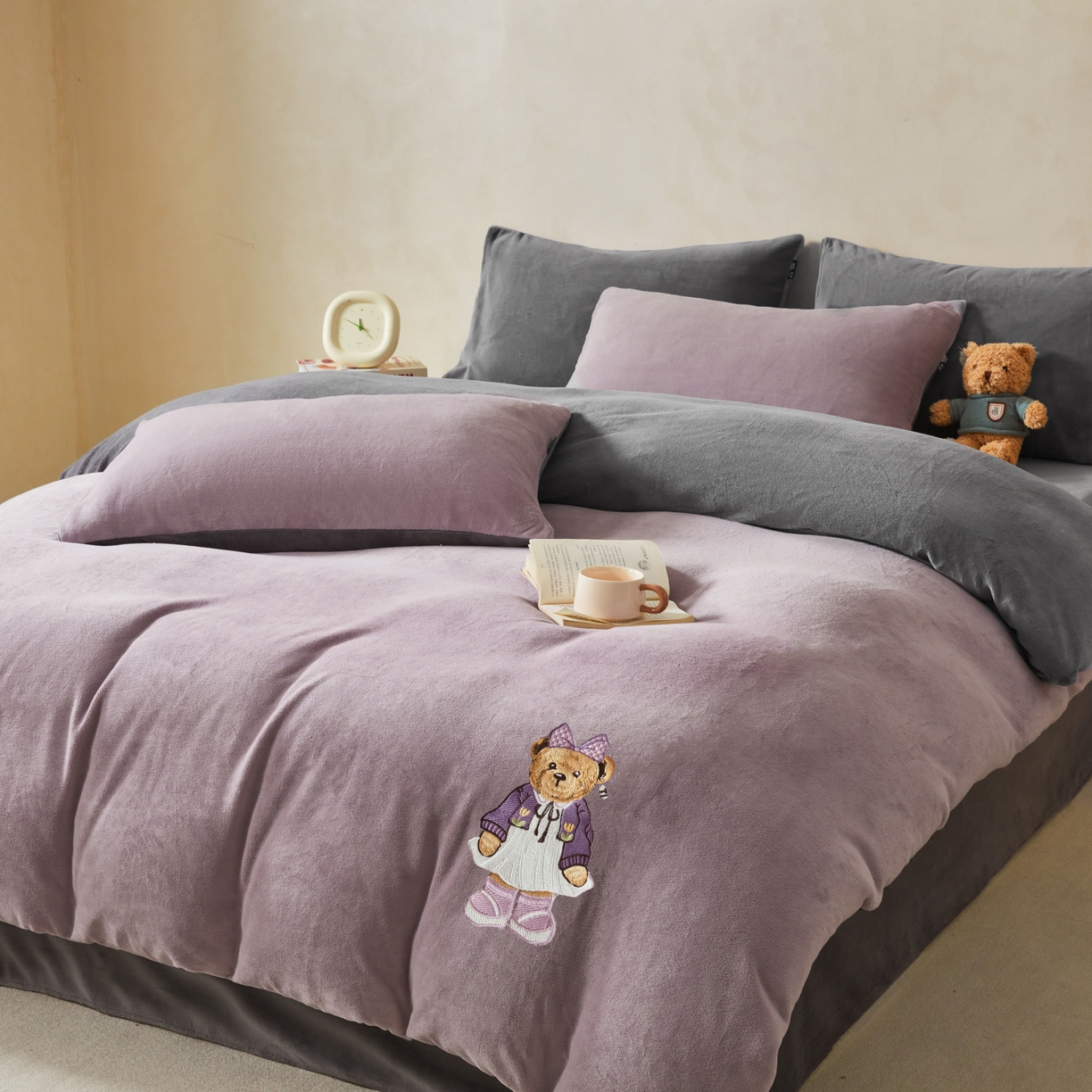 91家纺网 家纺一手货源 找家纺 泰迪爱兰Teddy ISLAND 2025新款牛奶绒绣花四件套 香芋紫+神秘灰
