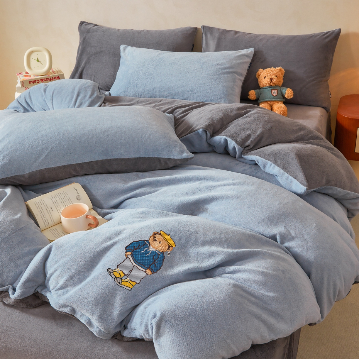 91家纺网 家纺一手货源 找家纺 泰迪爱兰Teddy ISLAND 2025新款牛奶绒绣花四件套 雾霾灰+神秘灰