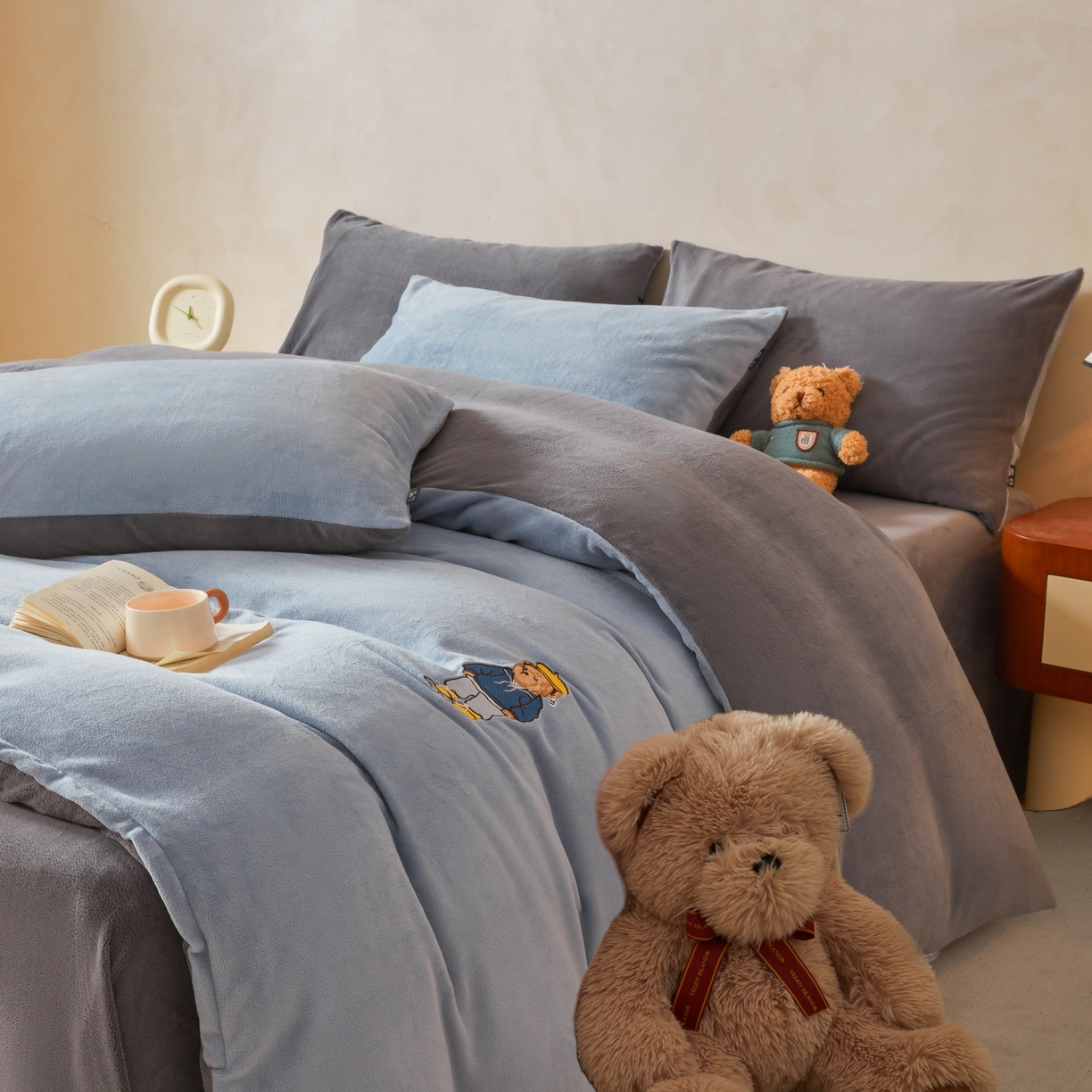 91家纺网 家纺一手货源 找家纺 泰迪爱兰Teddy ISLAND 2025新款牛奶绒绣花四件套 雾霾灰+神秘灰