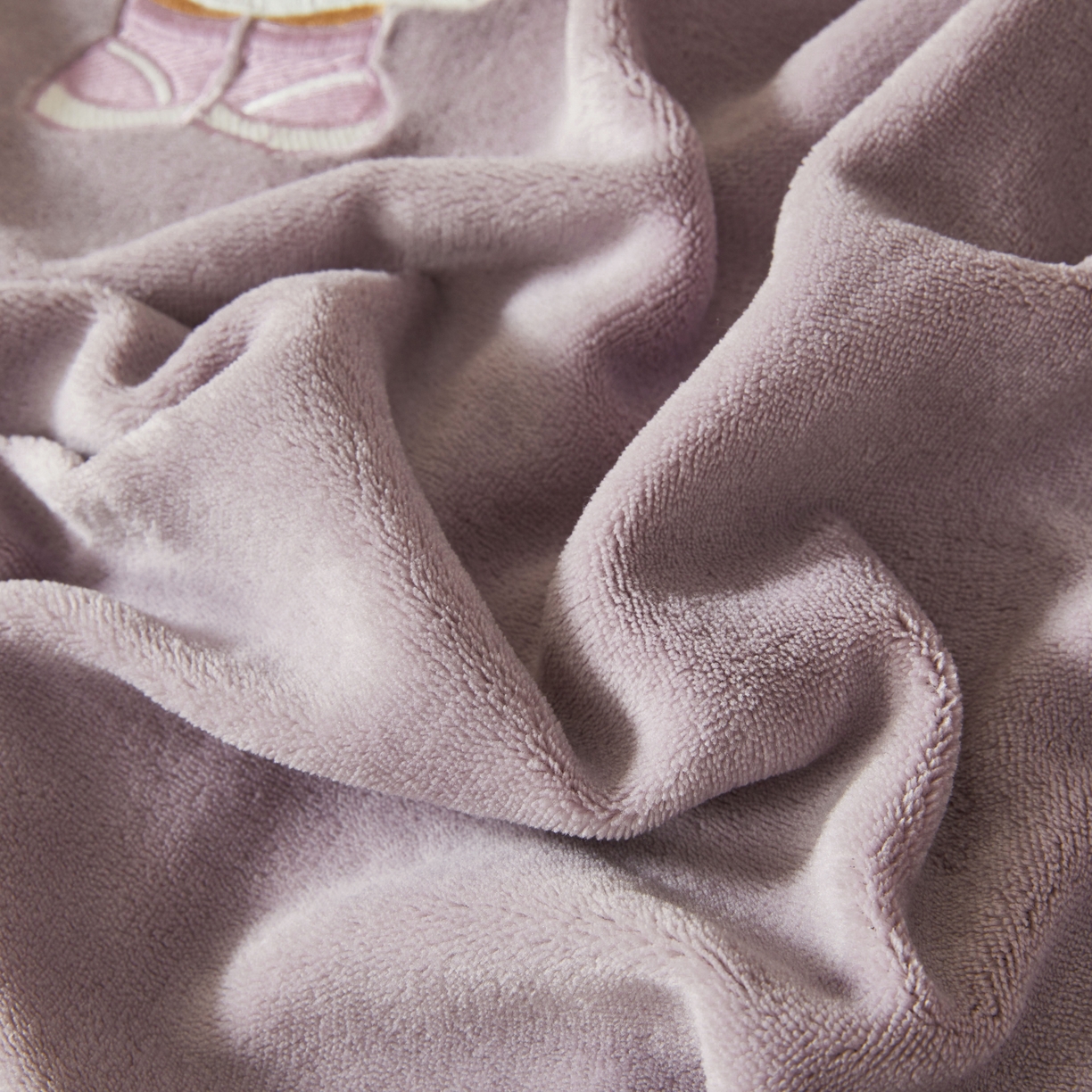 91家纺网 家纺一手货源 找家纺 泰迪爱兰Teddy ISLAND 2025新款牛奶绒绣花四件套 香芋紫+神秘灰