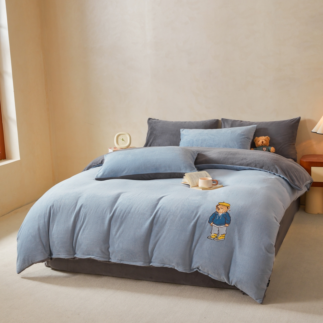 91家纺网 家纺一手货源 找家纺 泰迪爱兰Teddy ISLAND 2025新款牛奶绒绣花四件套 雾霾灰+神秘灰