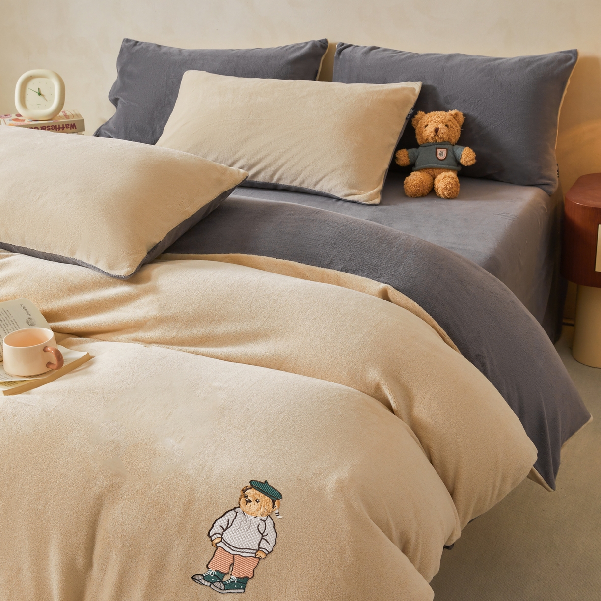 91家纺网 家纺一手货源 找家纺 泰迪爱兰Teddy ISLAND 2025新款牛奶绒绣花四件套 杏仁色+神秘灰