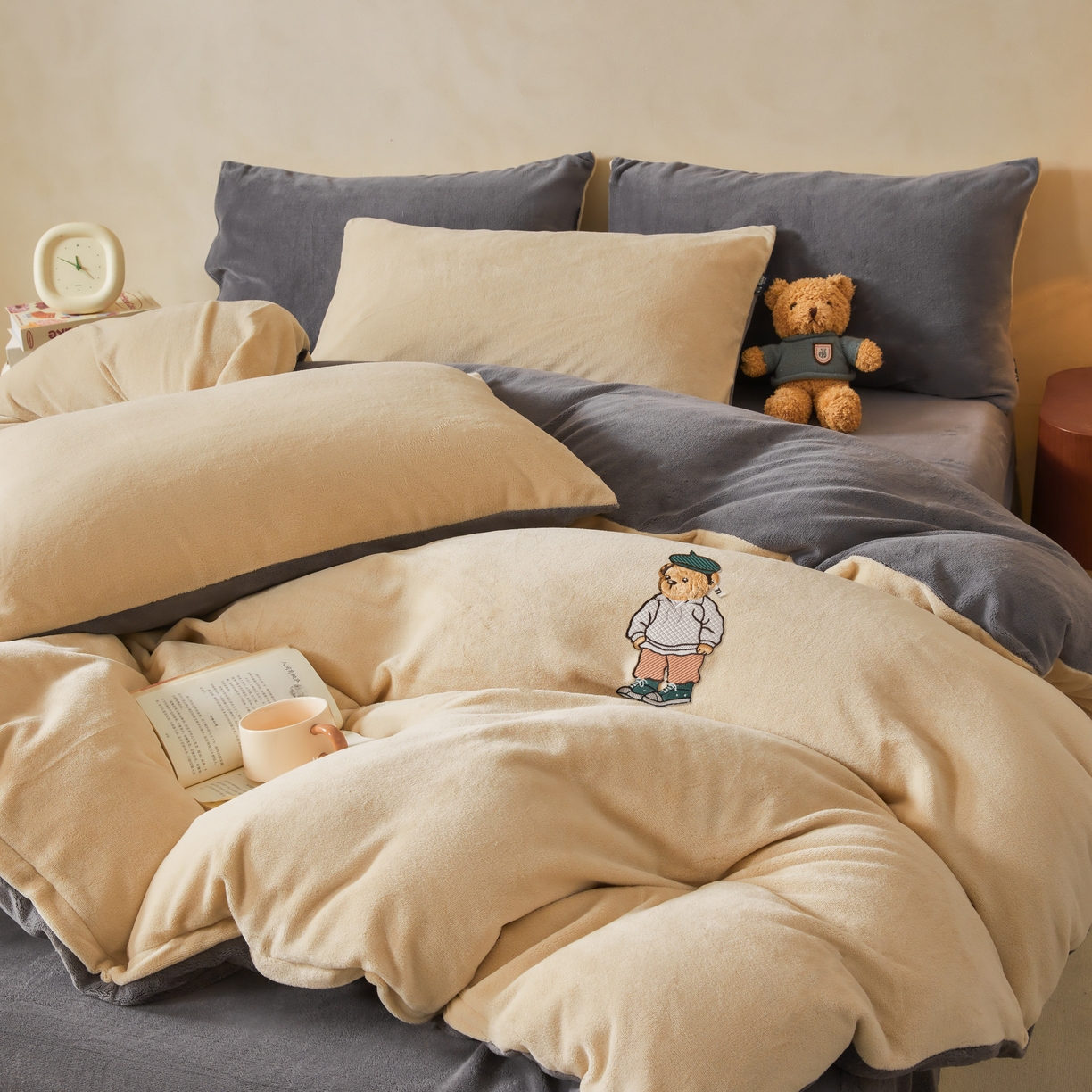 91家纺网 家纺一手货源 找家纺 泰迪爱兰Teddy ISLAND 2025新款牛奶绒绣花四件套 杏仁色+神秘灰