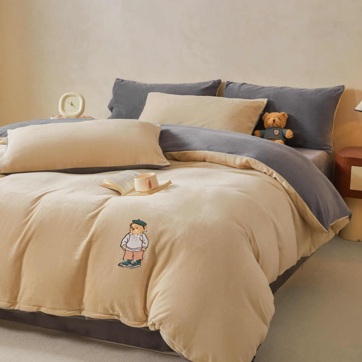 91家纺网 家纺一手货源 找家纺 泰迪爱兰Teddy ISLAND 2025新款牛奶绒绣花四件套 杏仁色+神秘灰