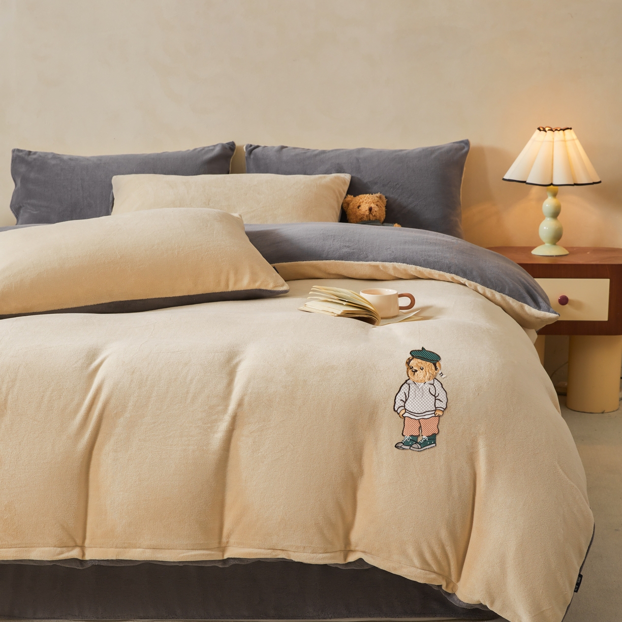 91家纺网 家纺一手货源 找家纺 泰迪爱兰Teddy ISLAND 2025新款牛奶绒绣花四件套 杏仁色+神秘灰