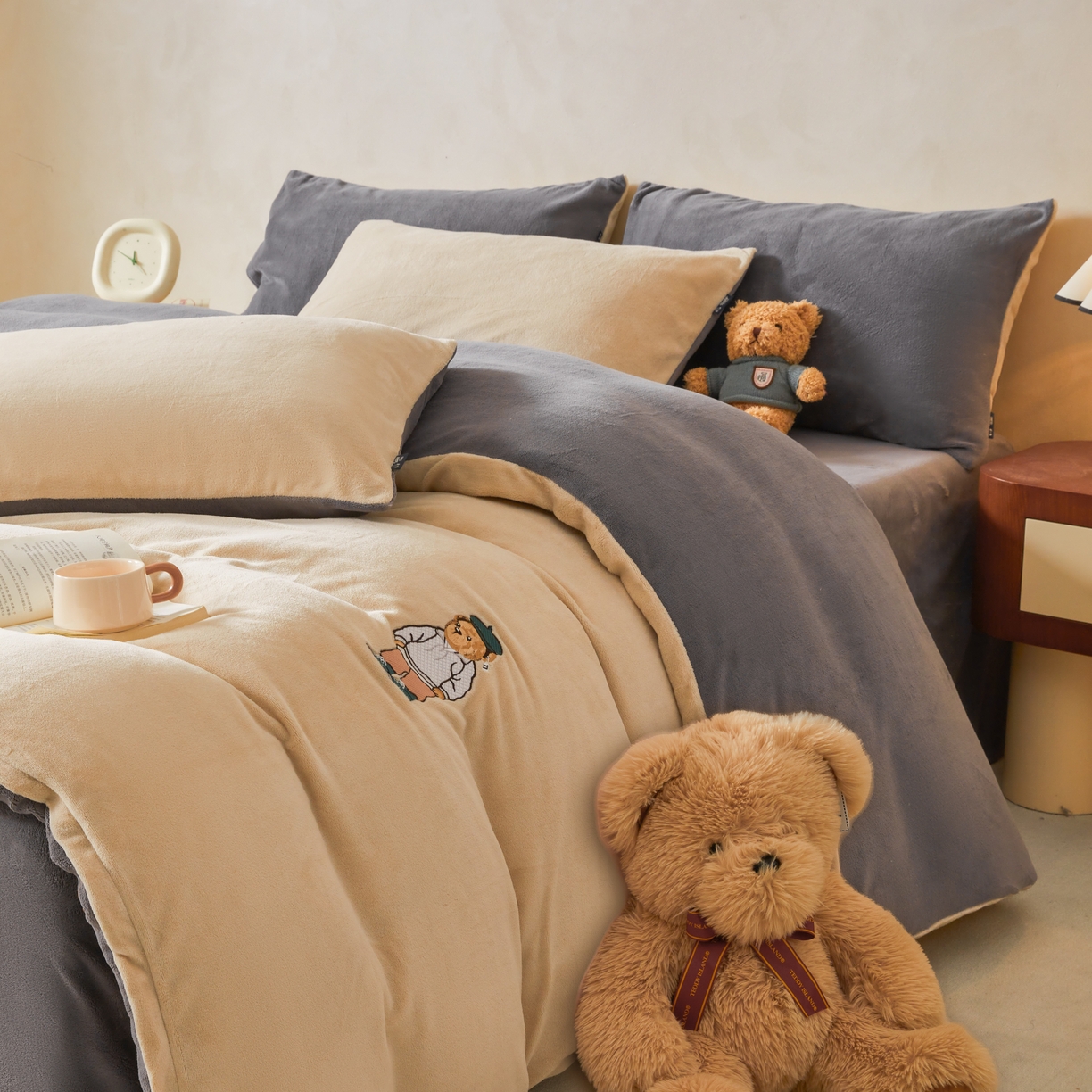 91家纺网 家纺一手货源 找家纺 泰迪爱兰Teddy ISLAND 2025新款牛奶绒绣花四件套 杏仁色+神秘灰