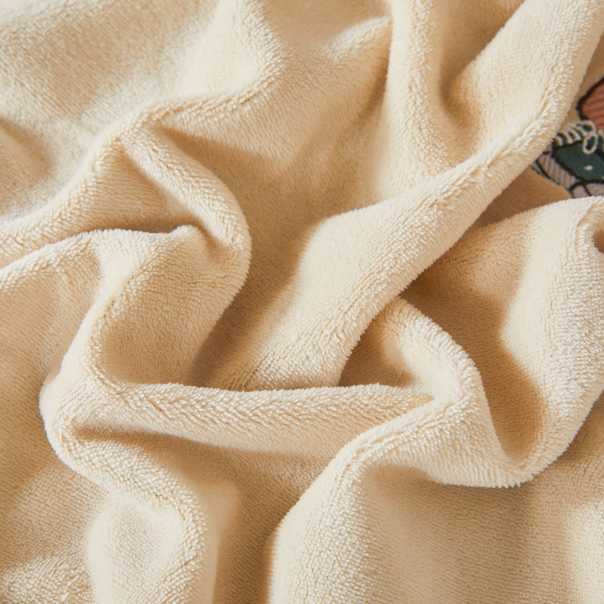 91家纺网 家纺一手货源 找家纺 泰迪爱兰Teddy ISLAND 2025新款牛奶绒绣花四件套 杏仁色+神秘灰