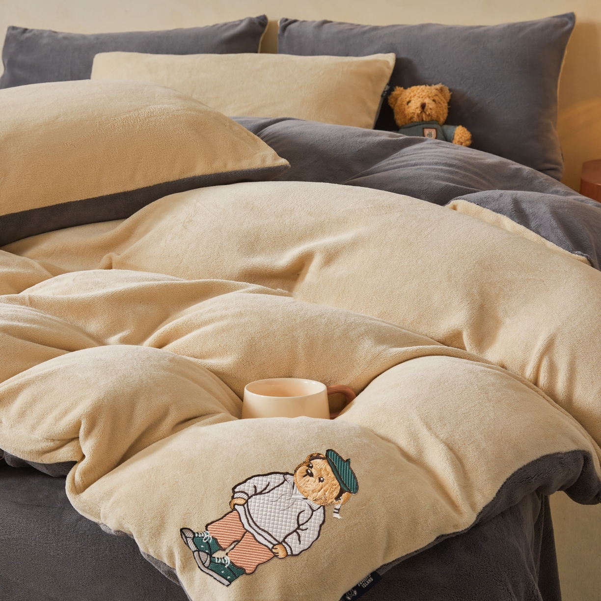 91家纺网 家纺一手货源 找家纺 泰迪爱兰Teddy ISLAND 2025新款牛奶绒绣花四件套 杏仁色+神秘灰