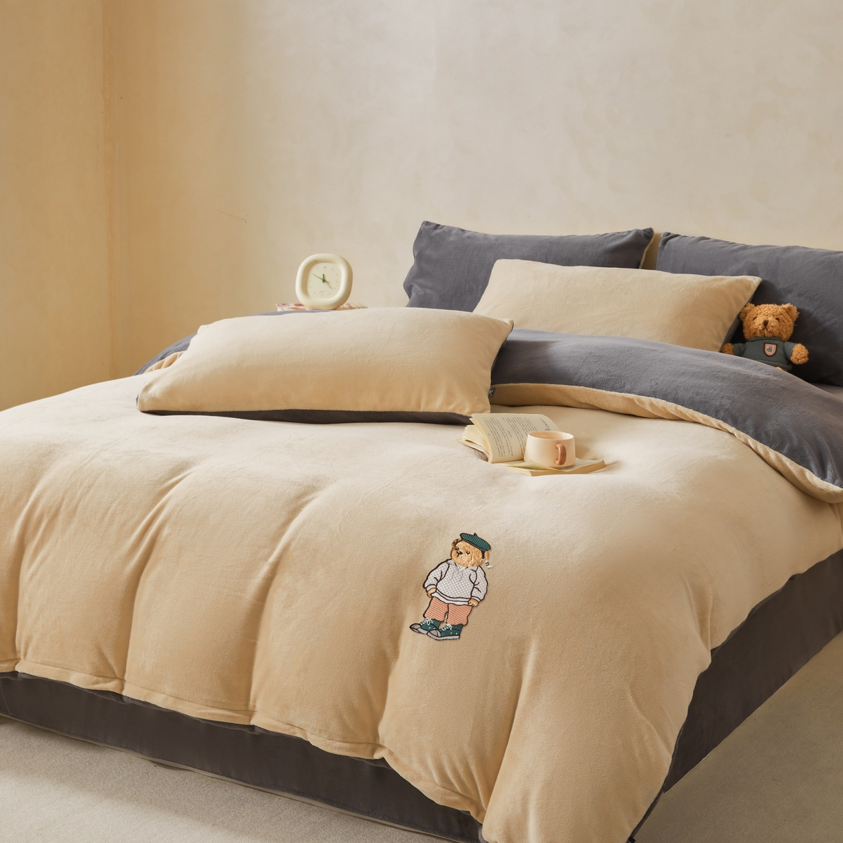 91家纺网 家纺一手货源 找家纺 泰迪爱兰Teddy ISLAND 2025新款牛奶绒绣花四件套 杏仁色+神秘灰