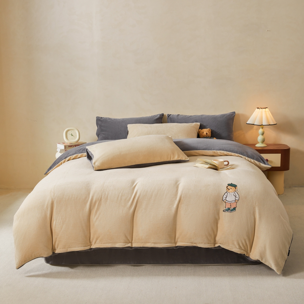 91家纺网 家纺一手货源 找家纺 泰迪爱兰Teddy ISLAND 2025新款牛奶绒绣花四件套 杏仁色+神秘灰