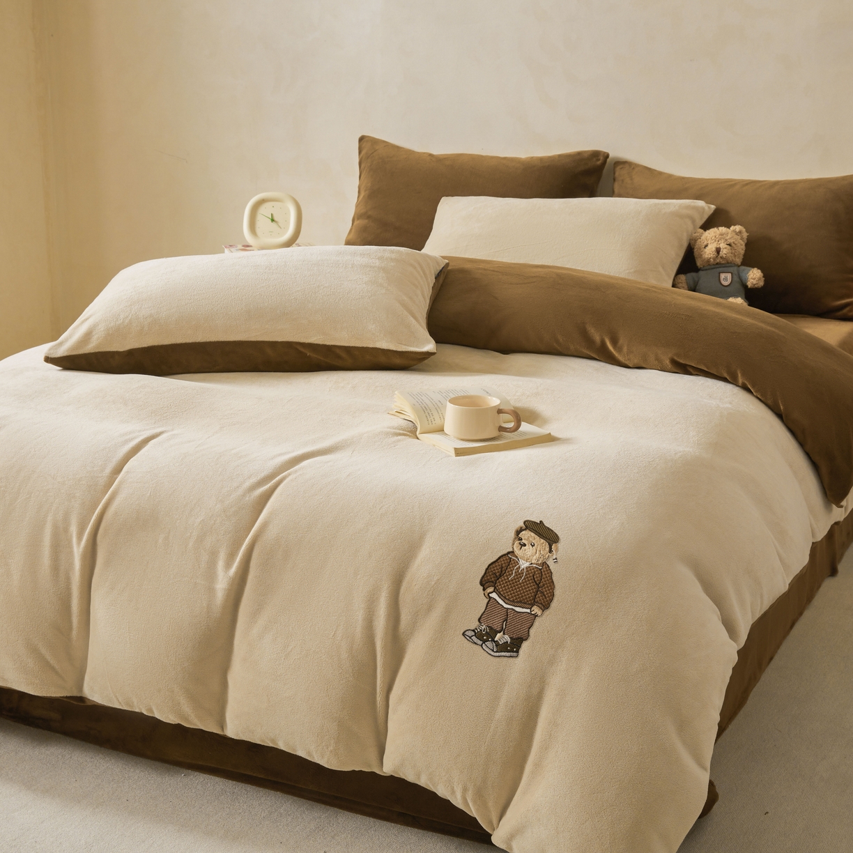 91家纺网 家纺一手货源 找家纺 泰迪爱兰Teddy ISLAND 2025新款牛奶绒绣花四件套 杏仁色+可可色