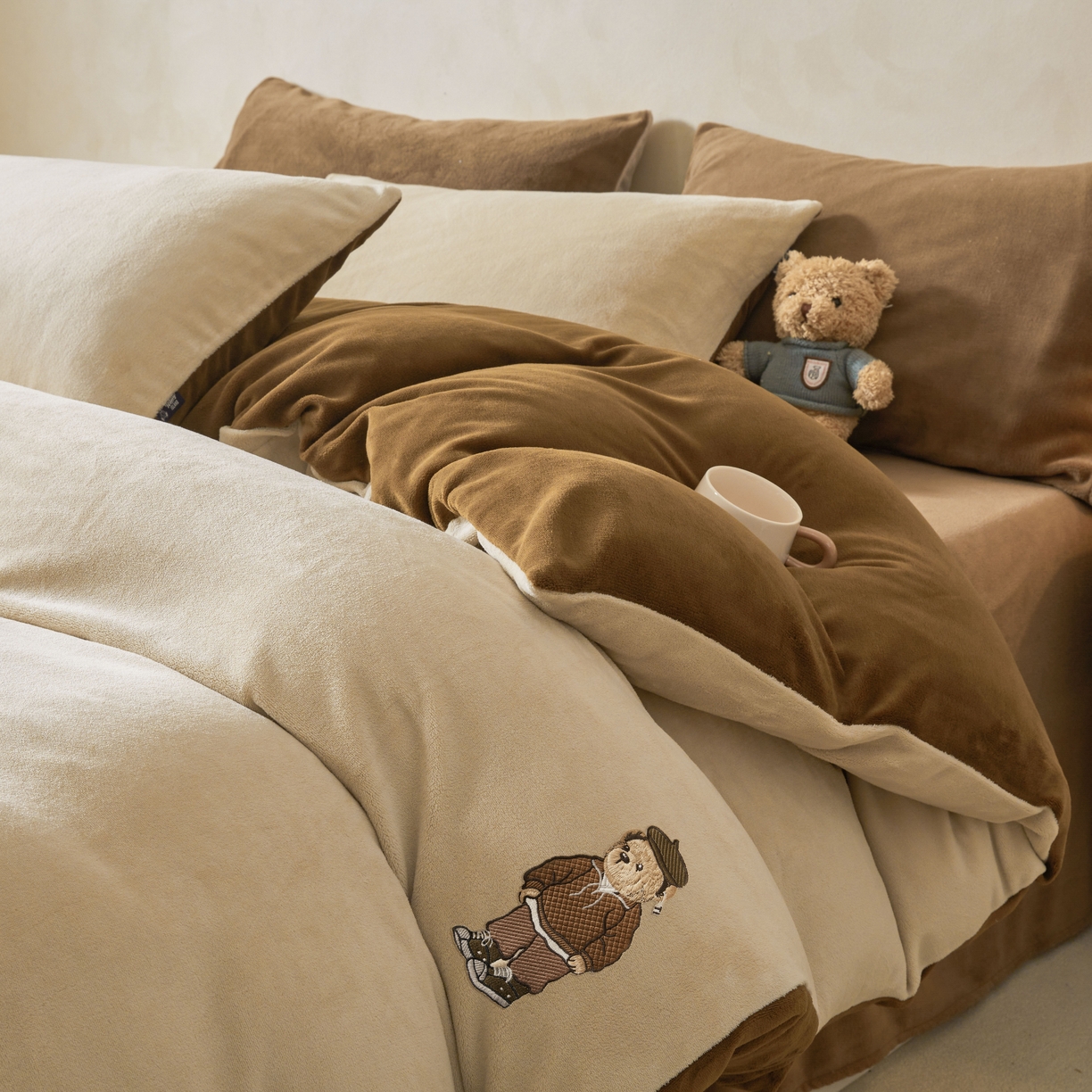 91家纺网 家纺一手货源 找家纺 泰迪爱兰Teddy ISLAND 2025新款牛奶绒绣花四件套 杏仁色+可可色