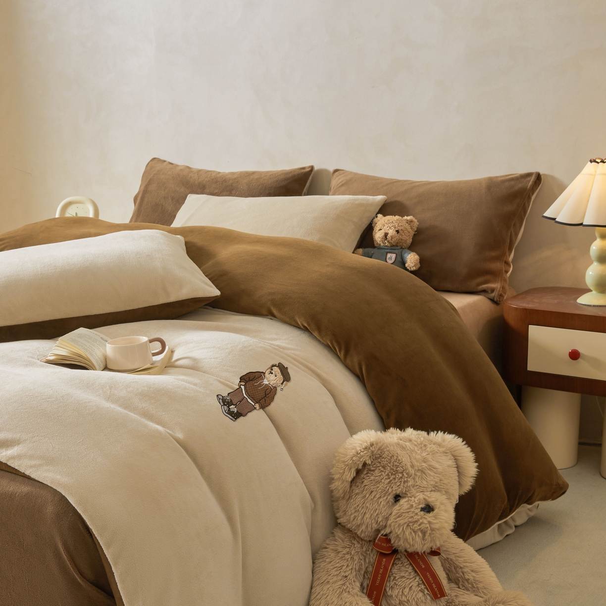 91家纺网 家纺一手货源 找家纺 泰迪爱兰Teddy ISLAND 2025新款牛奶绒绣花四件套 杏仁色+可可色