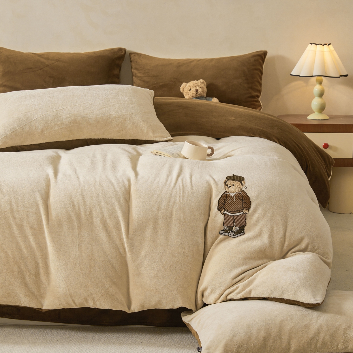 91家纺网 家纺一手货源 找家纺 泰迪爱兰Teddy ISLAND 2025新款牛奶绒绣花四件套 杏仁色+可可色