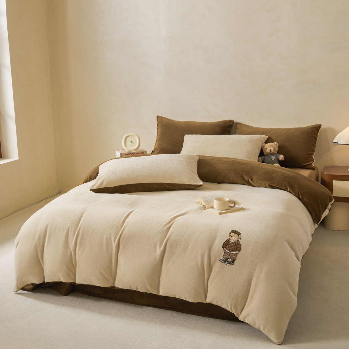 91家纺网 家纺一手货源 找家纺 泰迪爱兰Teddy ISLAND 2025新款牛奶绒绣花四件套 杏仁色+可可色