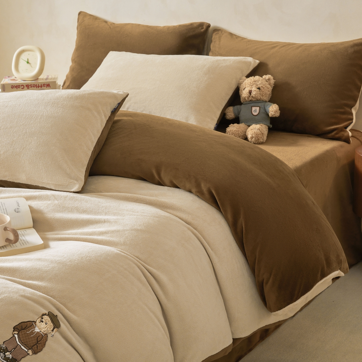 91家纺网 家纺一手货源 找家纺 泰迪爱兰Teddy ISLAND 2025新款牛奶绒绣花四件套 杏仁色+可可色