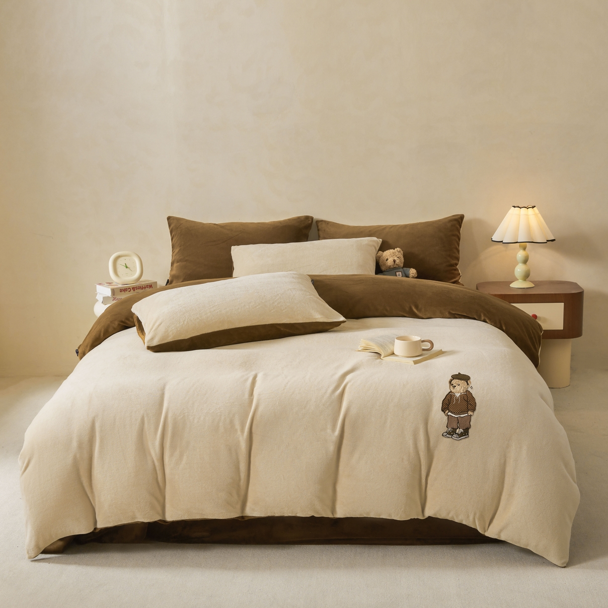 91家纺网 家纺一手货源 找家纺 泰迪爱兰Teddy ISLAND 2025新款牛奶绒绣花四件套 杏仁色+可可色