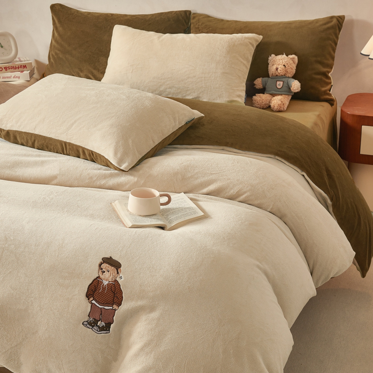 91家纺网 家纺一手货源 找家纺 泰迪爱兰Teddy ISLAND 2025新款牛奶绒绣花四件套 杏仁色+可可色