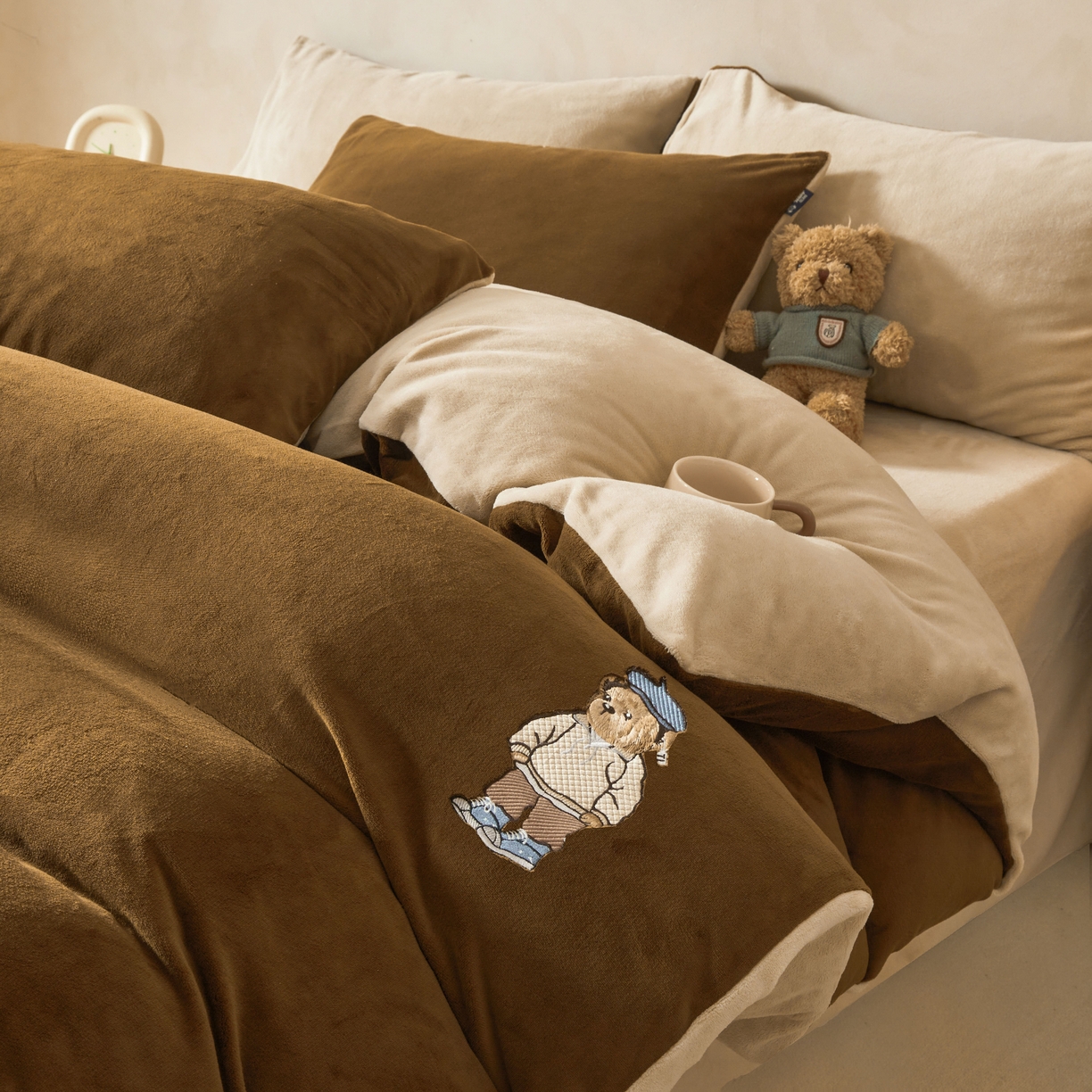 91家纺网 家纺一手货源 找家纺 泰迪爱兰Teddy ISLAND 2025新款牛奶绒绣花四件套 可可色+杏仁色