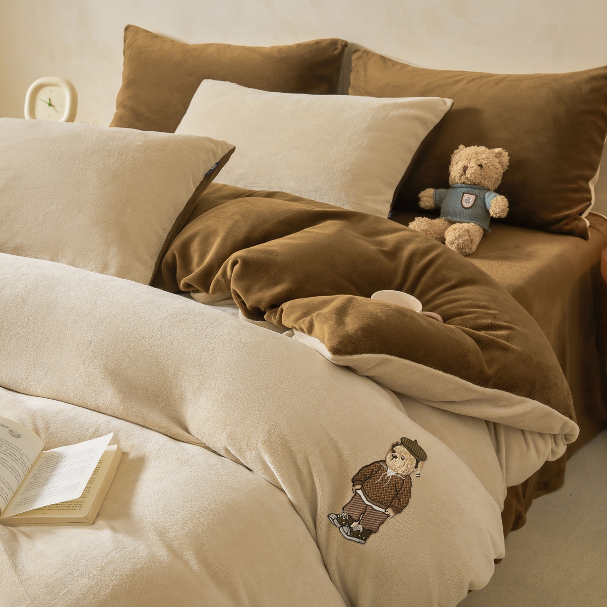 91家纺网 家纺一手货源 找家纺 泰迪爱兰Teddy ISLAND 2025新款牛奶绒绣花四件套 杏仁色+可可色