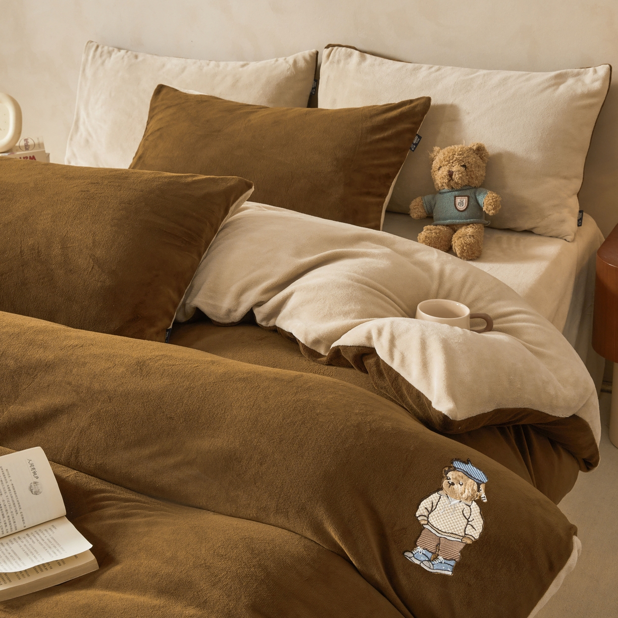 91家纺网 家纺一手货源 找家纺 泰迪爱兰Teddy ISLAND 2025新款牛奶绒绣花四件套 可可色+杏仁色