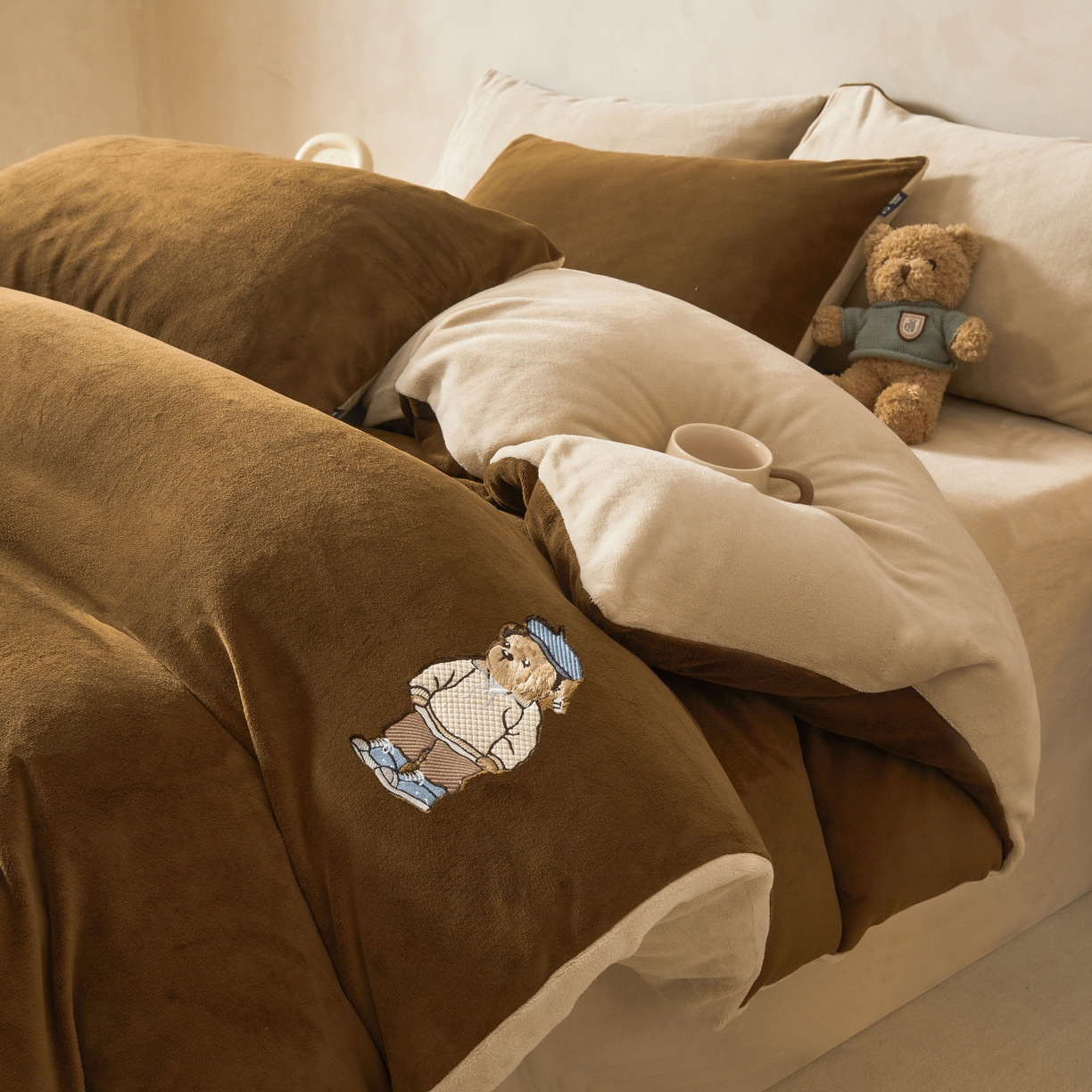 91家纺网 家纺一手货源 找家纺 泰迪爱兰Teddy ISLAND 2025新款牛奶绒绣花四件套 可可色+杏仁色