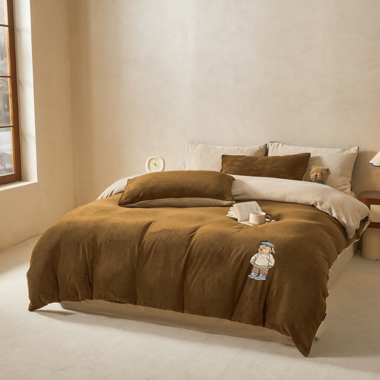 91家纺网 家纺一手货源 找家纺 泰迪爱兰Teddy ISLAND 2025新款牛奶绒绣花四件套 可可色+杏仁色