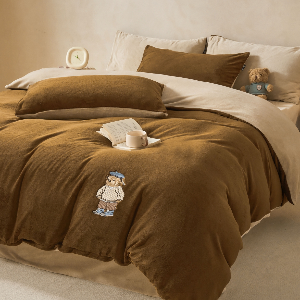 91家纺网 家纺一手货源 找家纺 泰迪爱兰Teddy ISLAND 2025新款牛奶绒绣花四件套 可可色+杏仁色