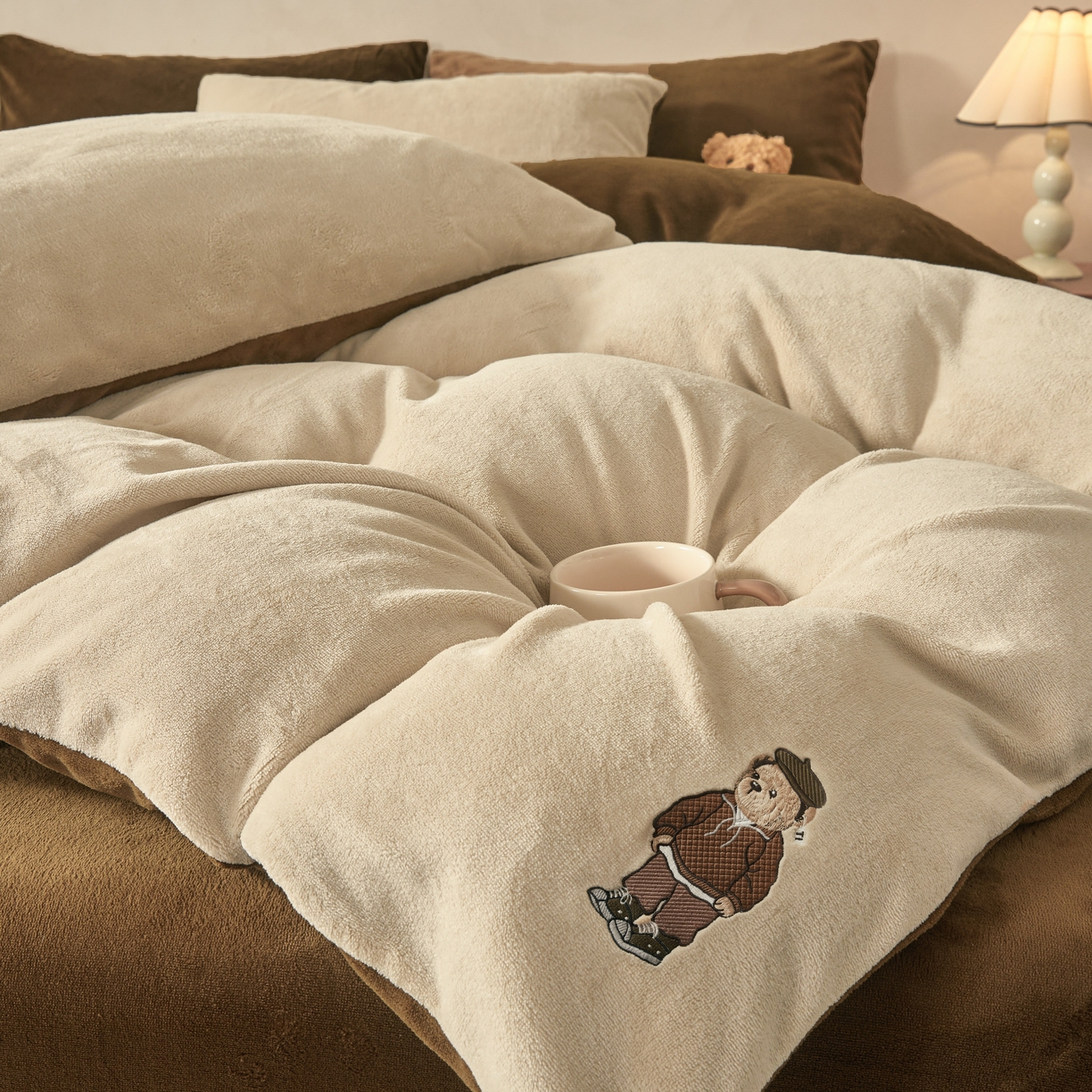 91家纺网 家纺一手货源 找家纺 泰迪爱兰Teddy ISLAND 2025新款牛奶绒绣花四件套 杏仁色+可可色