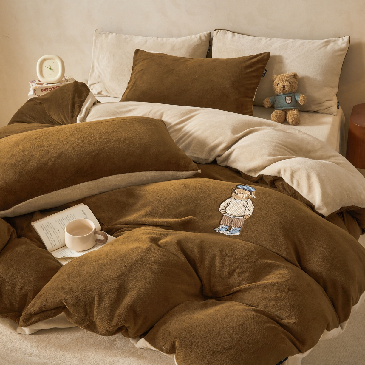 91家纺网 家纺一手货源 找家纺 泰迪爱兰Teddy ISLAND 2025新款牛奶绒绣花四件套 可可色+杏仁色