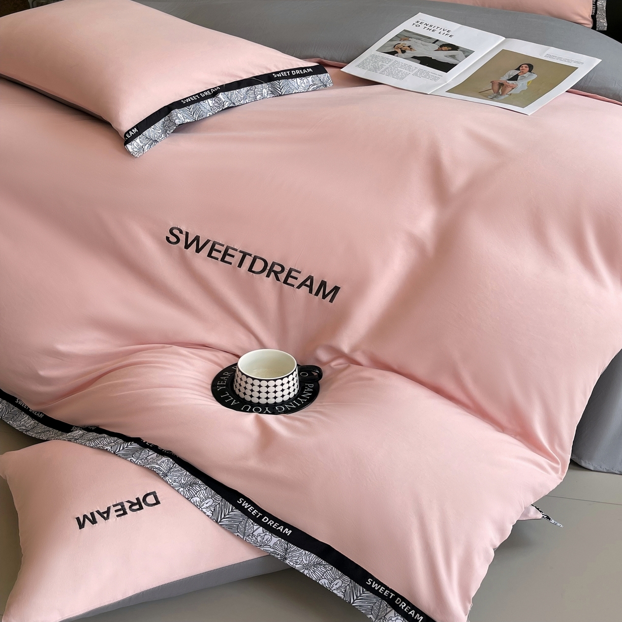 91家纺网 家纺一手货源 找家纺 大麦乐田 2025新款法式轻奢碳素刺绣磨毛四件套-北欧风情 北欧风情 香粉玉