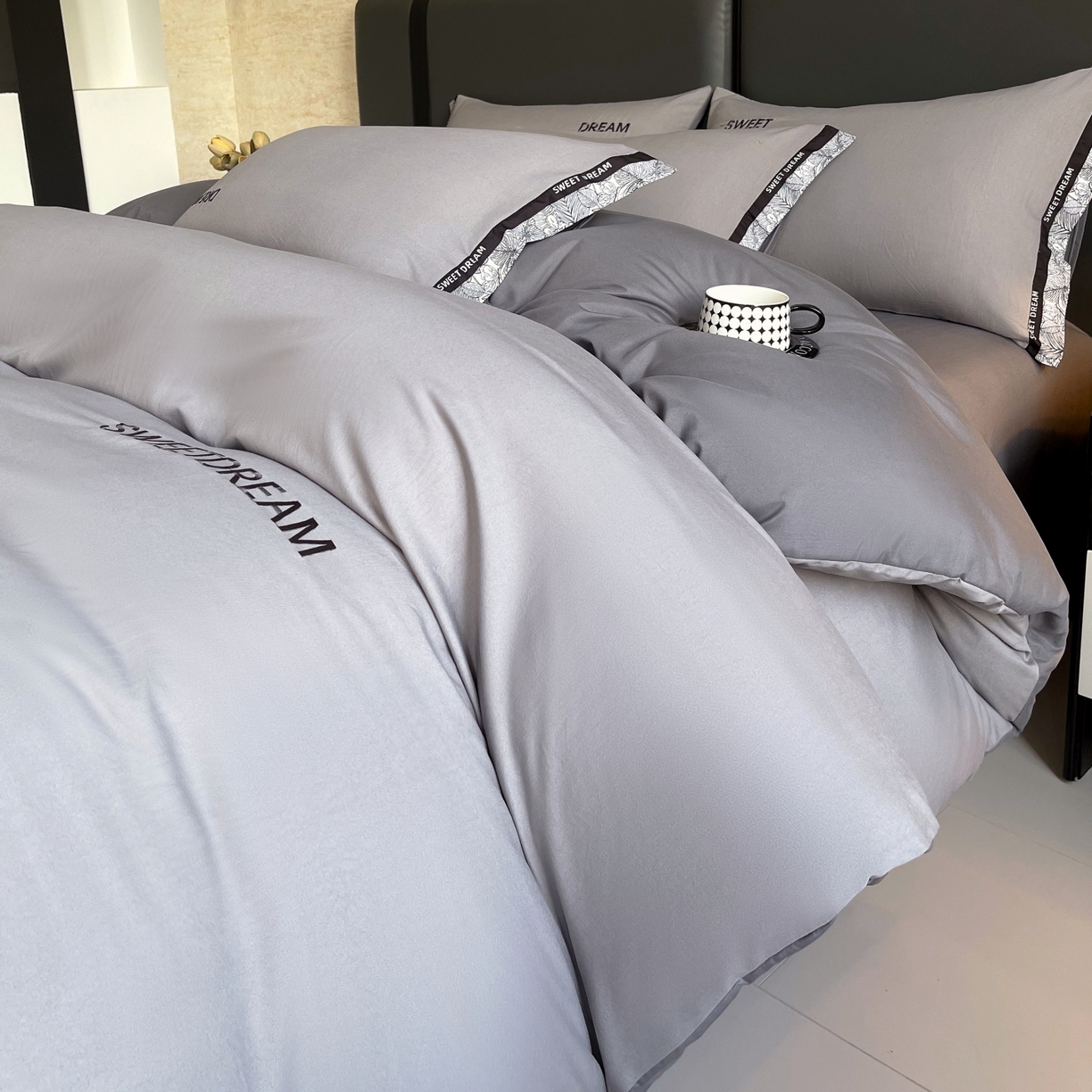 91家纺网 家纺一手货源 找家纺 大麦乐田 2025新款法式轻奢碳素刺绣磨毛四件套-北欧风情 北欧风情 绅士灰