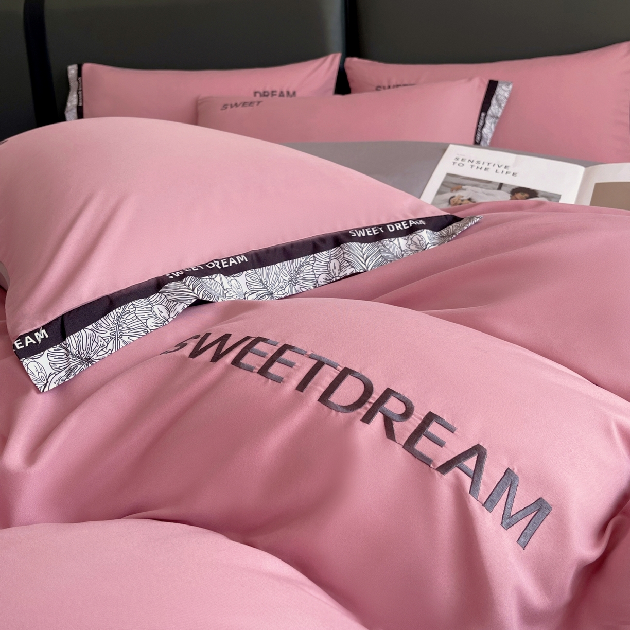 91家纺网 家纺一手货源 找家纺 大麦乐田 2025新款法式轻奢碳素刺绣磨毛四件套-北欧风情 北欧风情 红粉